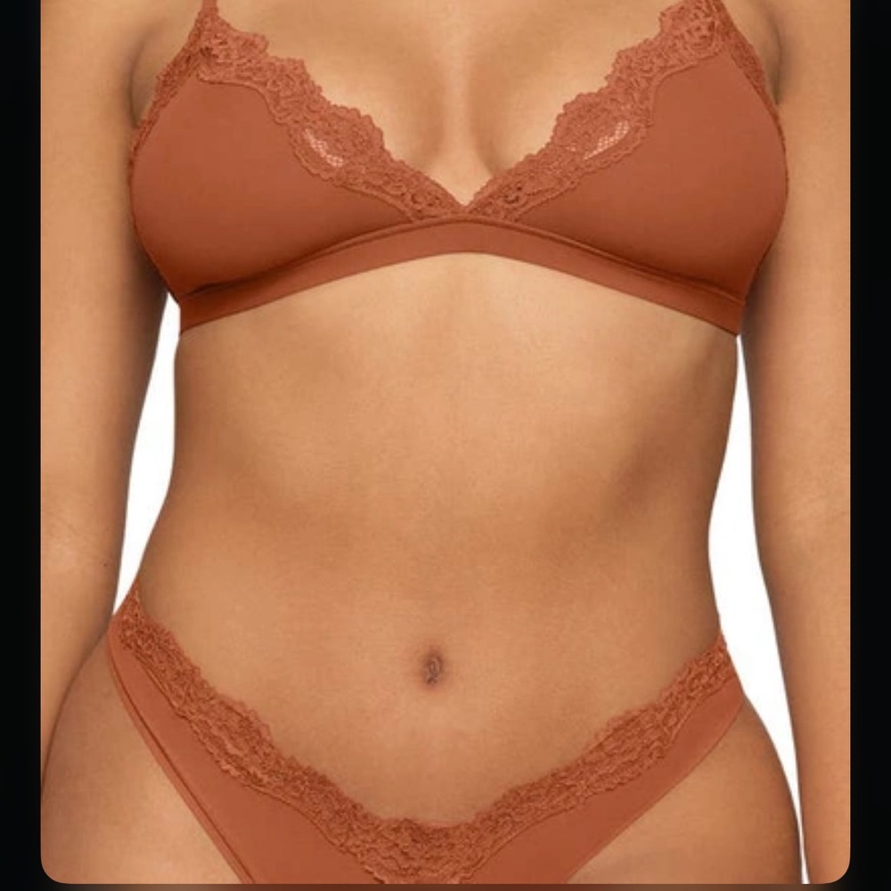 SKIMS fits everybody triangle Lace Trimmed Bralette and Panty Set - Brown bronze